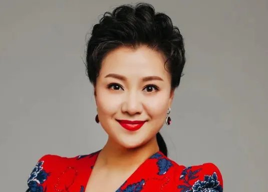 歌唱家王丽达：嫁给妈妈看中的女婿，婚后生一子，如今她还好吗？