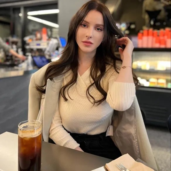 举手投足间风情万种！优雅妩媚的法国女主播Caroline