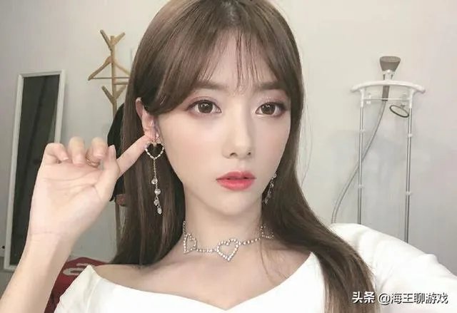 LPL主持小钰被恶意p图，伪造肩带滑落露上半身，恶搞者被全网通缉追查！如何评价？