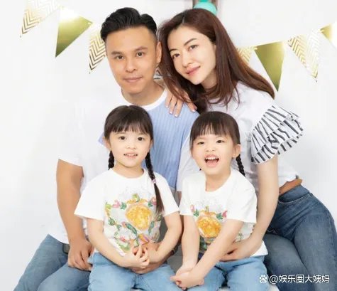 熊黛林晒照为老公庆生,两个女儿颜值不一样,龅牙是遗传了谁?