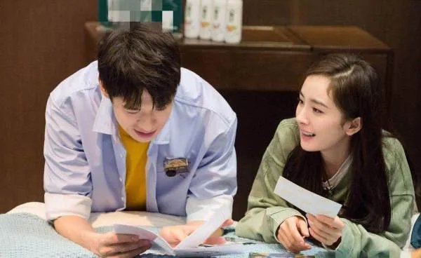 杨幂魏大勋前后现身同一饭店,他们的关系为何如此受关注?