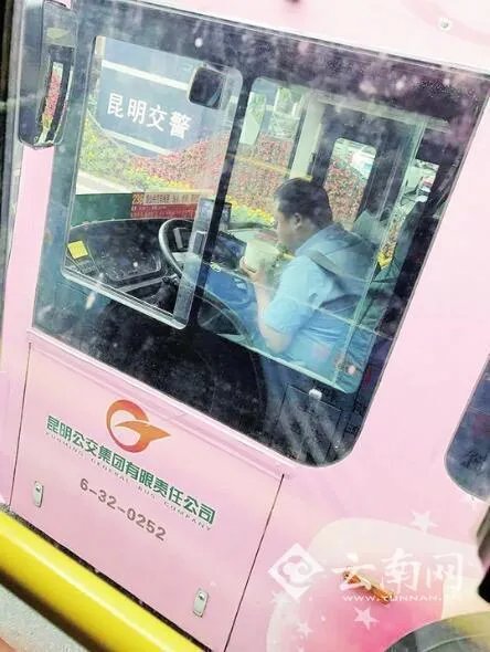 昆明一公交司机等红灯时吃饭,你怎么看？