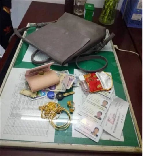 女子数万元婚饰忘公交上  司机拾金不昧获美女熊抱！