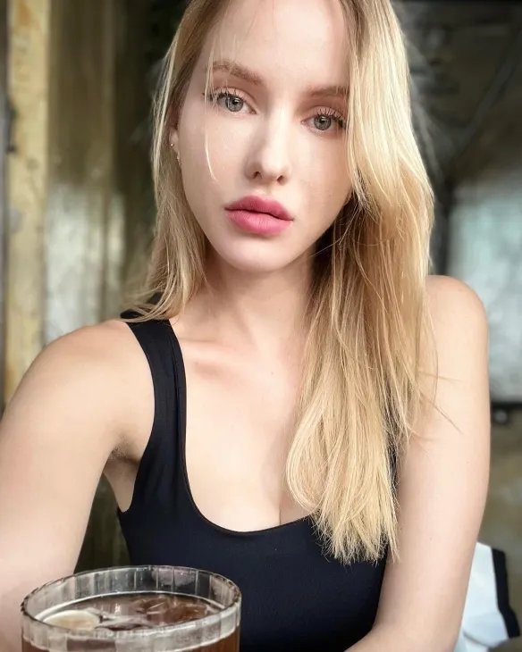 举手投足间风情万种！优雅妩媚的法国女主播Caroline