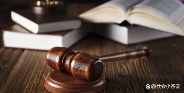 空姐飞机洗手间穿内衣自拍发朋友圈被开除,法院:航空公司没错,你赞同吗?