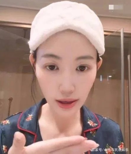 马蓉机场获粉丝赠花，微博炫耀无比开心，这是不是助长歪风邪气？