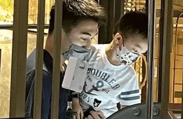 何猷君抱儿子逛街时被偶遇了，你觉得他们长得像吗？