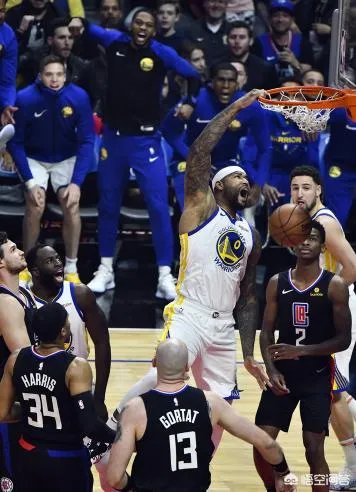 勇士1月19日迎来考辛斯复出一战,库里能否命中8记三分或者以上,继续创造记录呢?