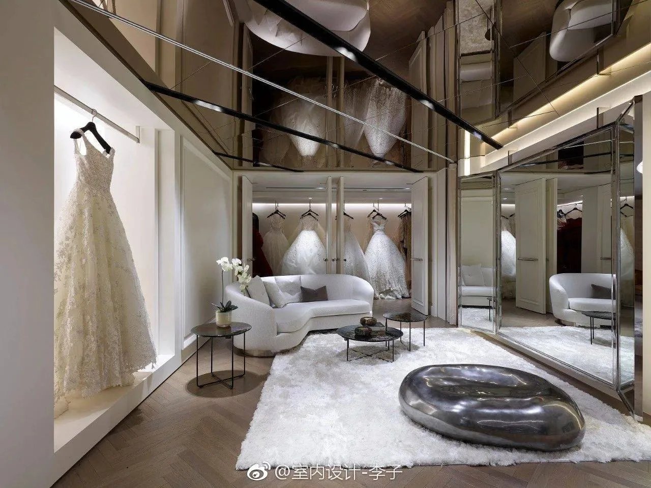 【婚纱工作室装修案例】本案把空间直向且有层次的划为三等份，穿...