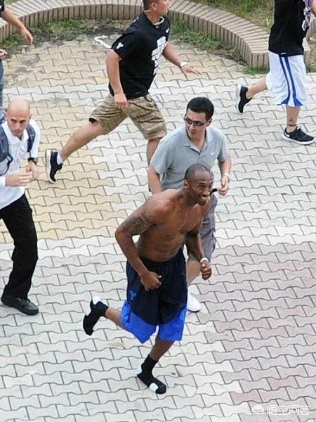 如何看待科比球迷下跪闻鞋？