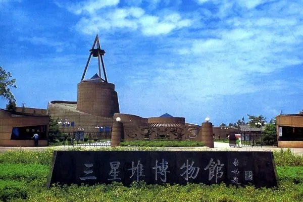 三星堆最大青铜尊浮土清理真容，三星堆到底有没有蕴藏着别的文明？