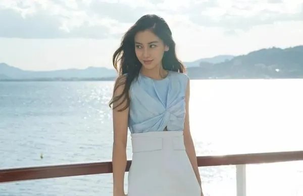 杨颖吸烟被拍,王源吸烟被拍,哪个更令人无法接受?