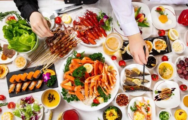 长春一饭店把剩菜给下桌顾客吃是怎么回事 长春一饭店把剩菜给下桌顾客吃具体情况