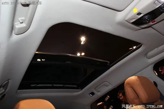 DS 6WR采用了棕黑双色搭配的内饰颜色