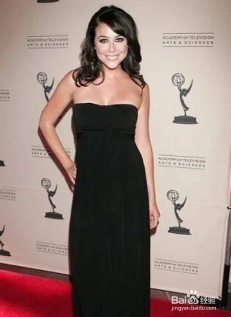 黑色小礼服搭配有哪些技巧?如何搭配黑色小礼服?