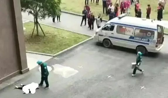 湖南男童从17楼坠落，监控视频疑点重重！男童的坠落到底是不是意外