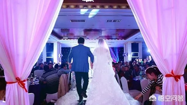 武汉结婚有个风俗是：公公抱媳妇进洞房吗？