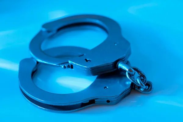 警方通报男子用不明液体泼洒路人，如何看待该男子的做法？他会被怎样处罚？