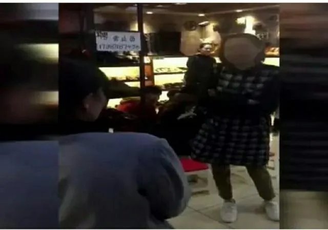 昆明某保洁员不小心弄脏女子的鞋,遭女子破口大骂并索赔50元,如何看待此事?