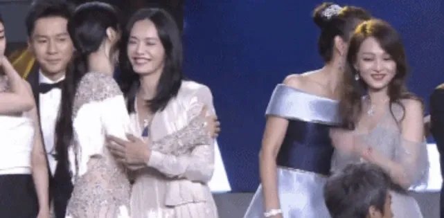 姚晨范冰冰机场偶遇零交流，明星之间真的没有友情？