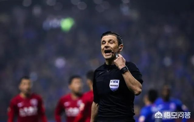 上港对阵申花,裁判取消孙世林红牌,改判柏佳骏红牌,球迷直言两人都该罚下,你怎么看?