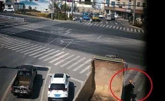 工程车真的能碾轧电瓶车？