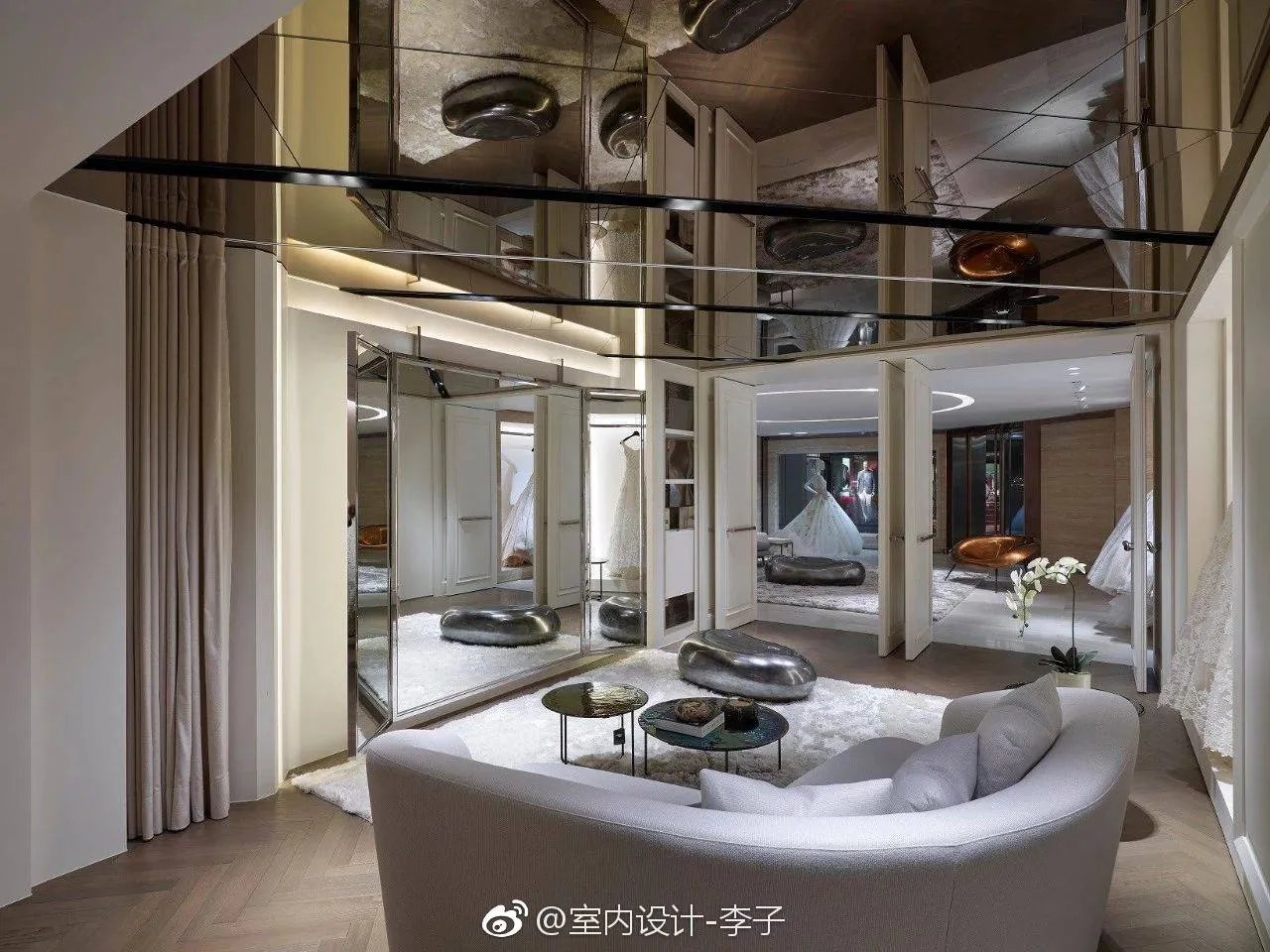 【婚纱工作室装修案例】本案把空间直向且有层次的划为三等份，穿...