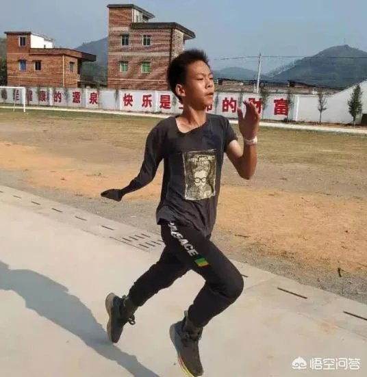 在受到库里的夸赞后，独臂励志篮球少年张家诚录制视频表示感谢，你怎么评价？