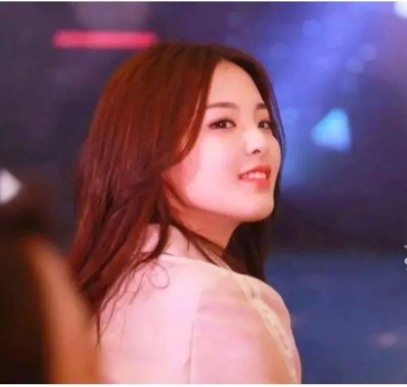 杨超越造句龙丹妮长得不行，驯龙高手杨超越？是什么梗？