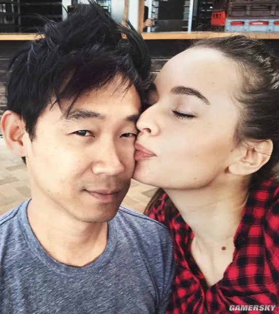 导演温子仁宣布订婚 晒与未婚妻亲吻照狂撒狗粮