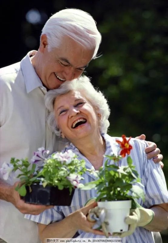 老人无健康码遭拒载，乘车谴责其耽误上班，你如何看待？