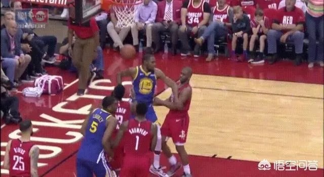输急眼了！杜兰特肘击保罗，又故意跨人，你如何评价KD这两个动作？你怎么看？