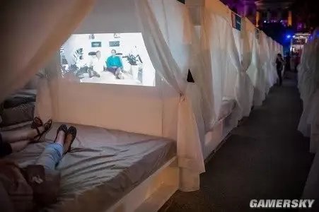 光明正大带妹子“上床” 床上电影院风靡全球