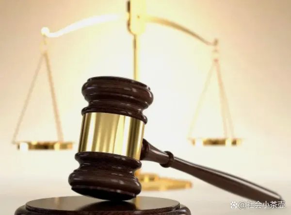 空姐飞机洗手间穿内衣自拍发朋友圈被开除,法院:航空公司没错,你赞同吗?