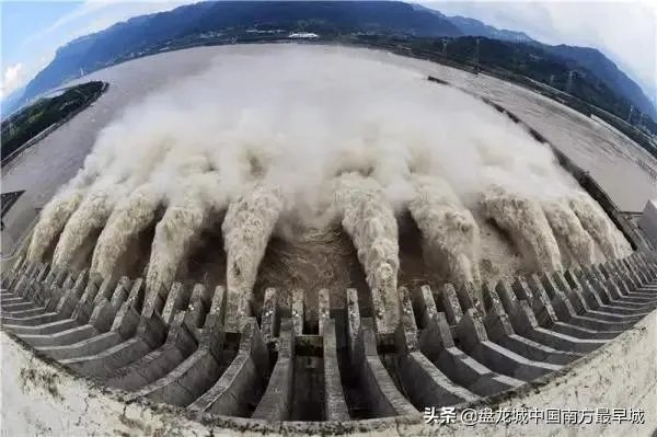 三峡大坝建库以来最大洪峰，首次11孔泄洪，对下游有影响吗？