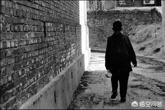 广西九旬老人病重住大棚，镇政府：当地忌讳老人在女儿家过世，你怎么看？