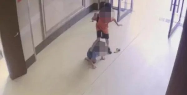 湖南男童从17楼坠落，监控视频疑点重重！男童的坠落到底是不是意外