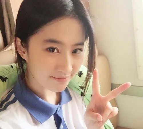 哪个女明星穿校服最好看？