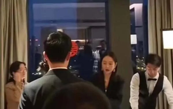 王鸥现身妹妹婚礼，路人镜头下的她状态如何？