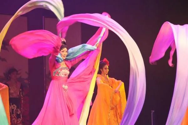 李玉刚镜花水月水袖多长