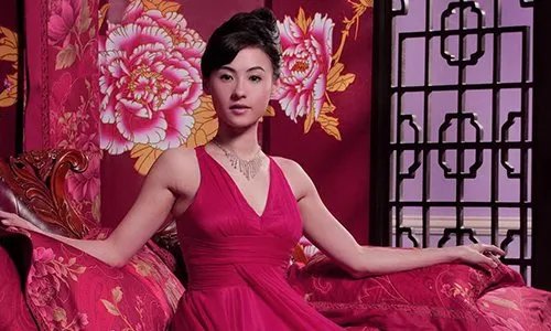 张柏芝晒13岁儿子八块腹肌照，她儿子究竟有多自律？