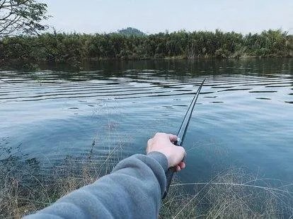 大连一男子顶着大雪钓鱼,钓鱼有什么技巧?