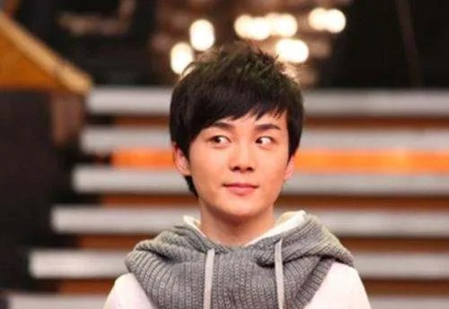 没想到是这样的关系，内地着名主持人何炅、戴军与吉杰的关系如何？