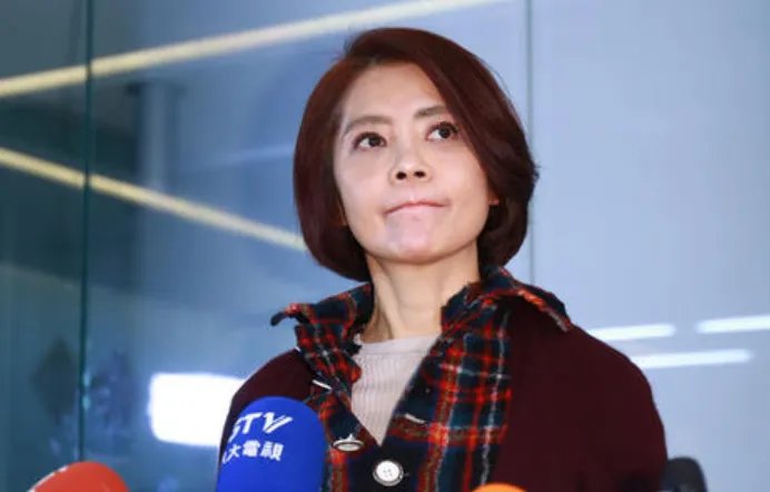 承认年少轻狂！柴智屏29岁女儿宣布离婚，男方究竟有何背景？