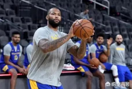 勇士与尼克斯的比赛中,考辛斯因不满裁判判罚连吃两个技犯被罚出场,你怎么看?