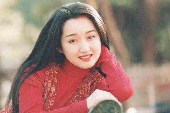 一场恋爱毁掉一代玉女歌手，“甜歌天后”杨钰莹为何令人惋惜？