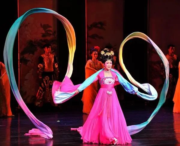 李玉刚镜花水月水袖多长