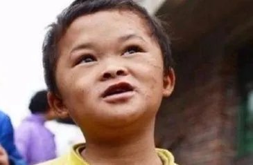 江西男童因酷似马云走红,被迫走红的背后,他的生活发生了哪些变化?