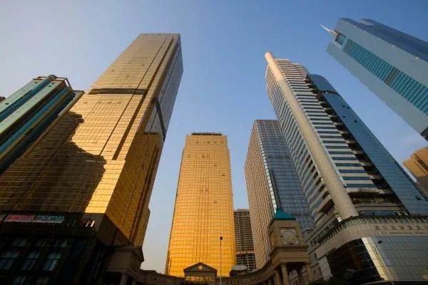 女童滞留电梯找家长时8楼坠亡,物业该不该负责?