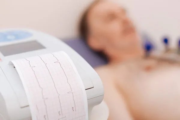 男星台上猝死5分钟无人察觉，心源性猝死抓住这些征兆